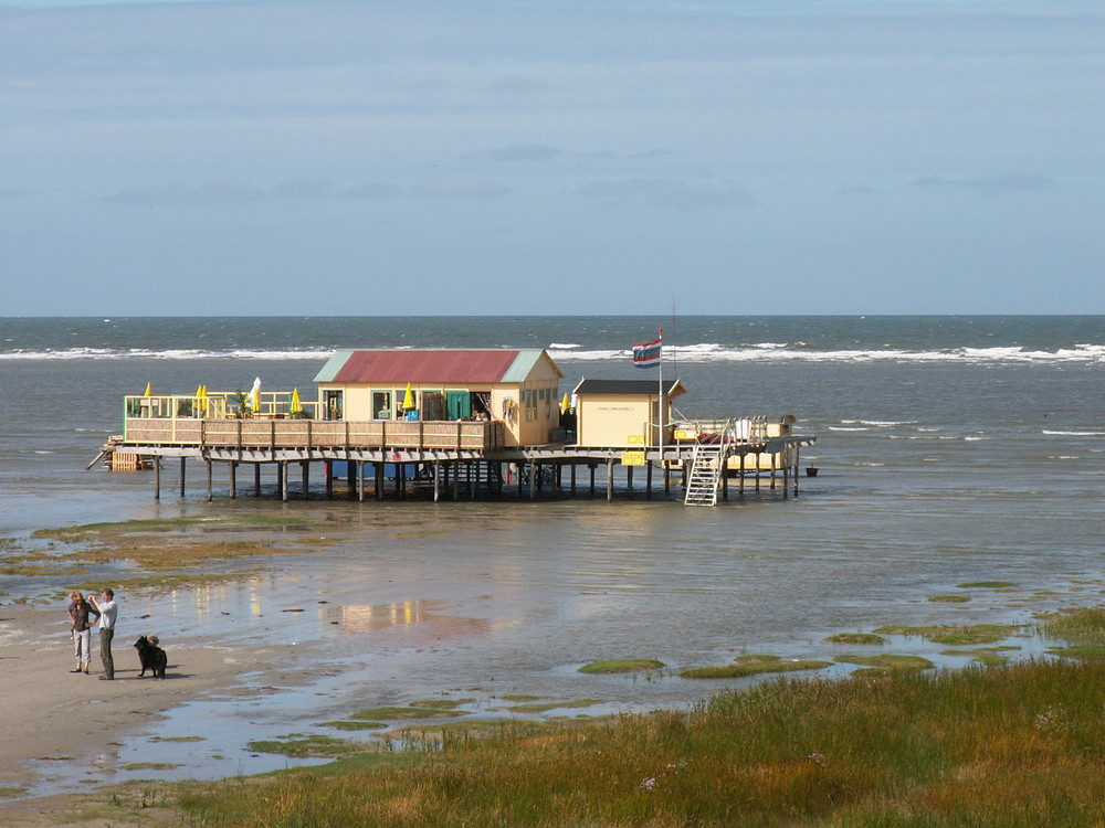 Schiermonnikoog, Noderstraun: Strandcafé bei Flut