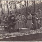 Schießausbildung mit Pickelhaube und Tornister