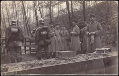 Schießausbildung mit Pickelhaube und Tornister