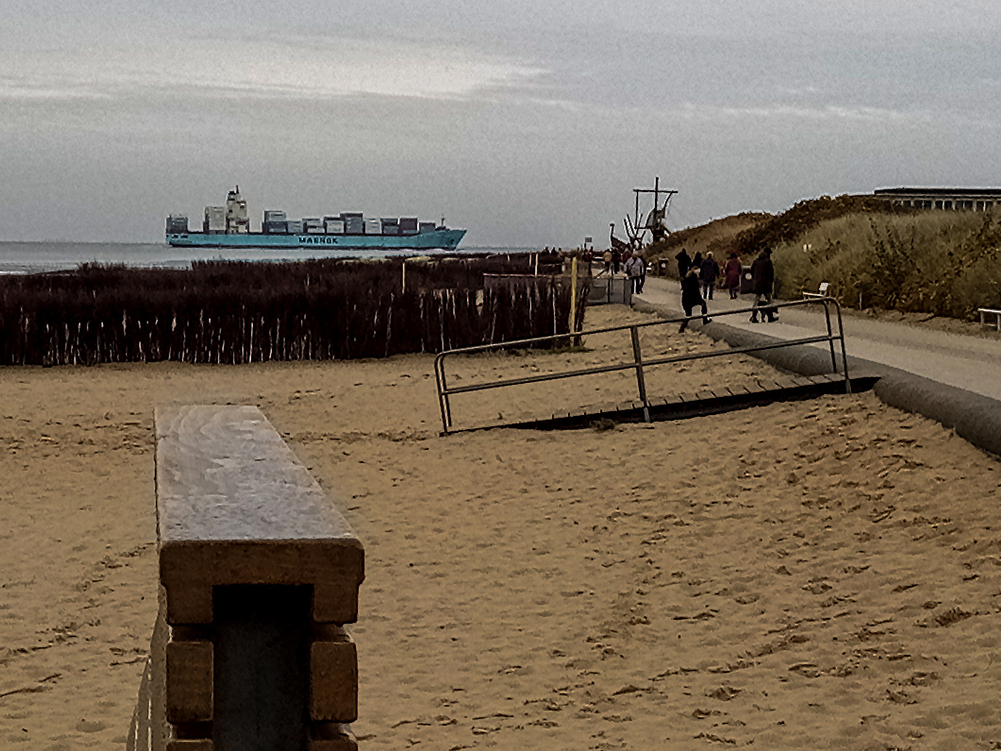 schiff ahoy--elbeeinfahrt containerschiff vor sandstrand