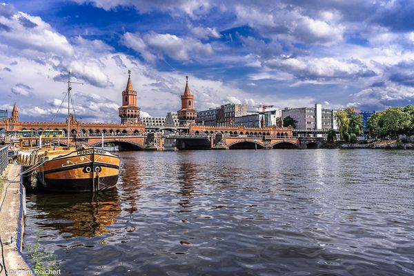 Schiff am Spreeufer vor der Oberbaumbrücke in Berlin