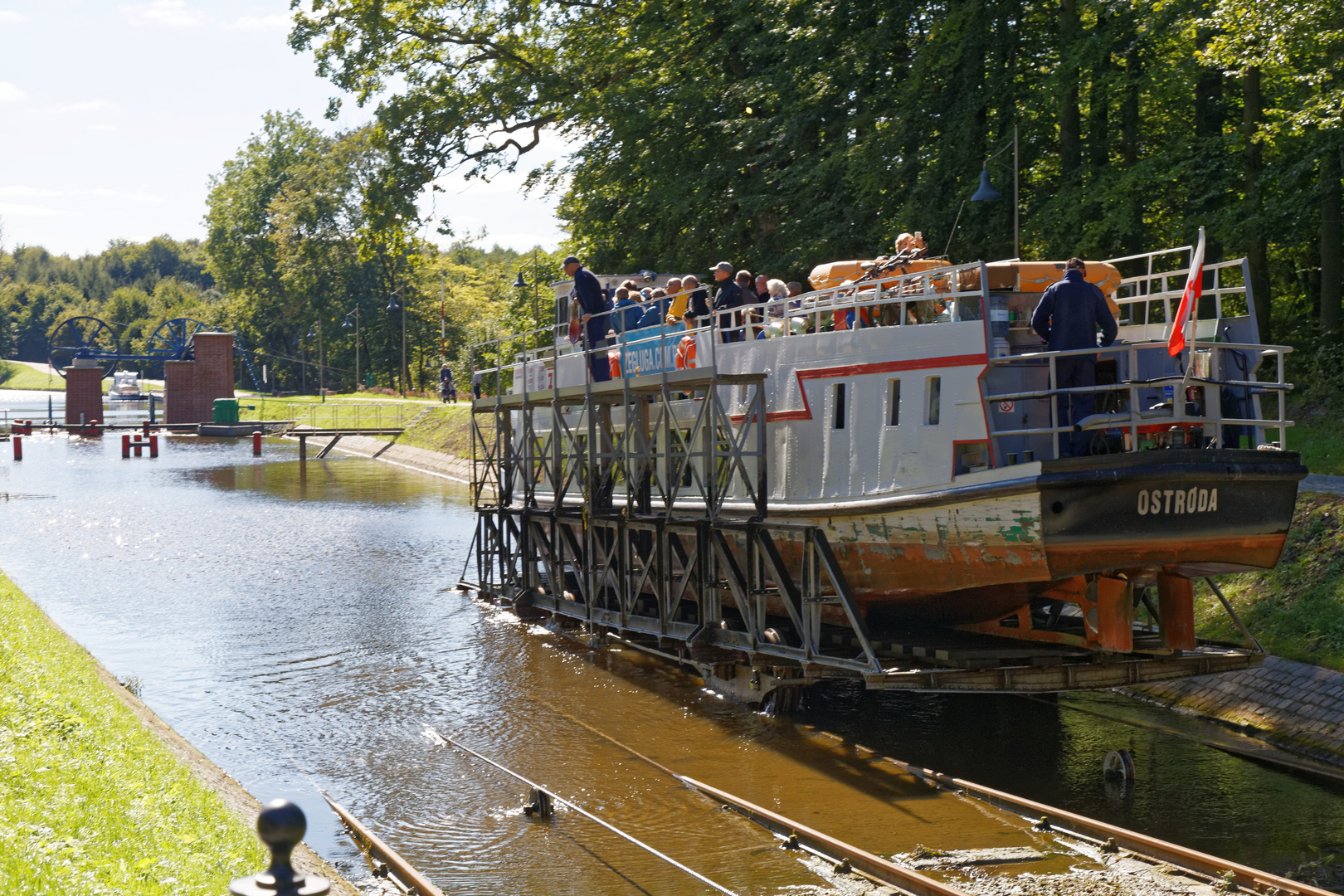 Schiff auf Bahn