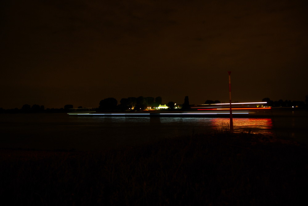 Schiff auf dem Rhein