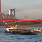 Schiff auf dem Rhein bei Duisburg-Ruhrort