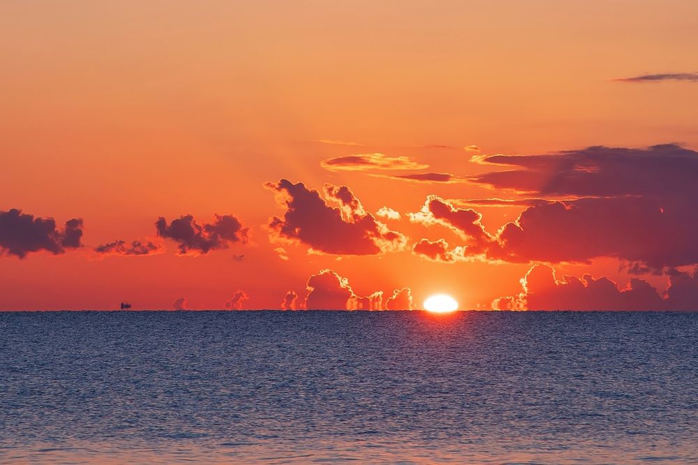 Schiff auf dem Weg zur Morgensonne