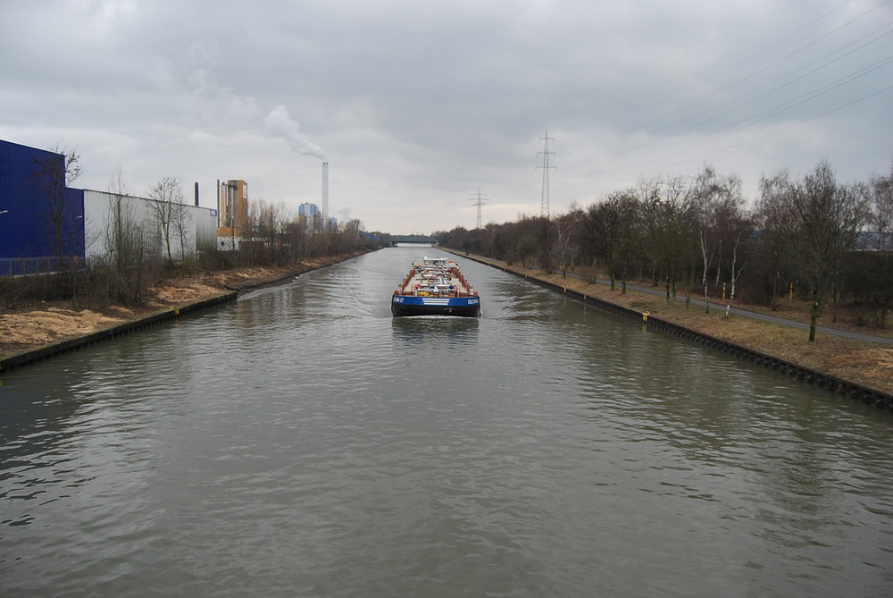 Schiff auf den Rhein Herne Kanal in Oberhausen