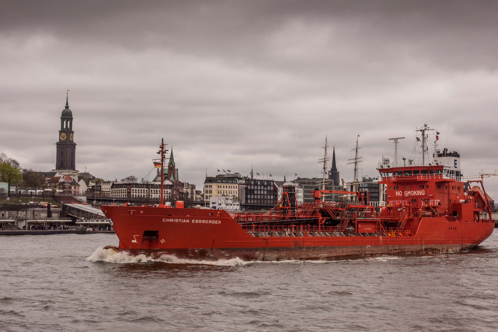 Schiff auf der Elbe