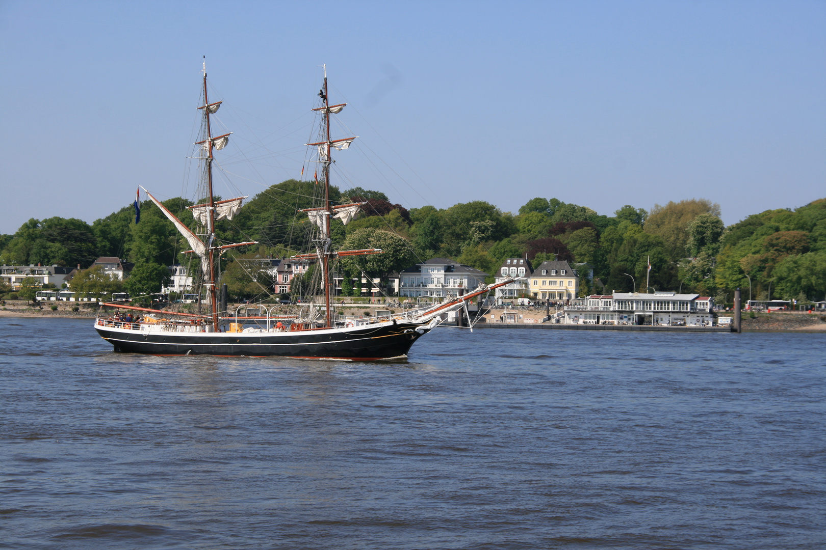 Schiff auf Elbe bei Hamburg