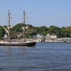 Schiff auf Elbe bei Hamburg