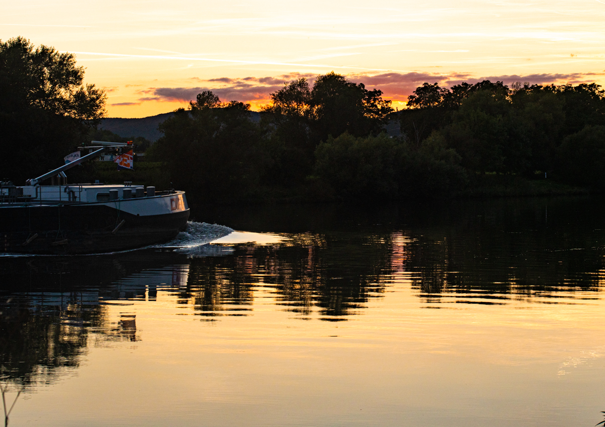 Schiff gleitet  in den Sonnenuntergang 1245