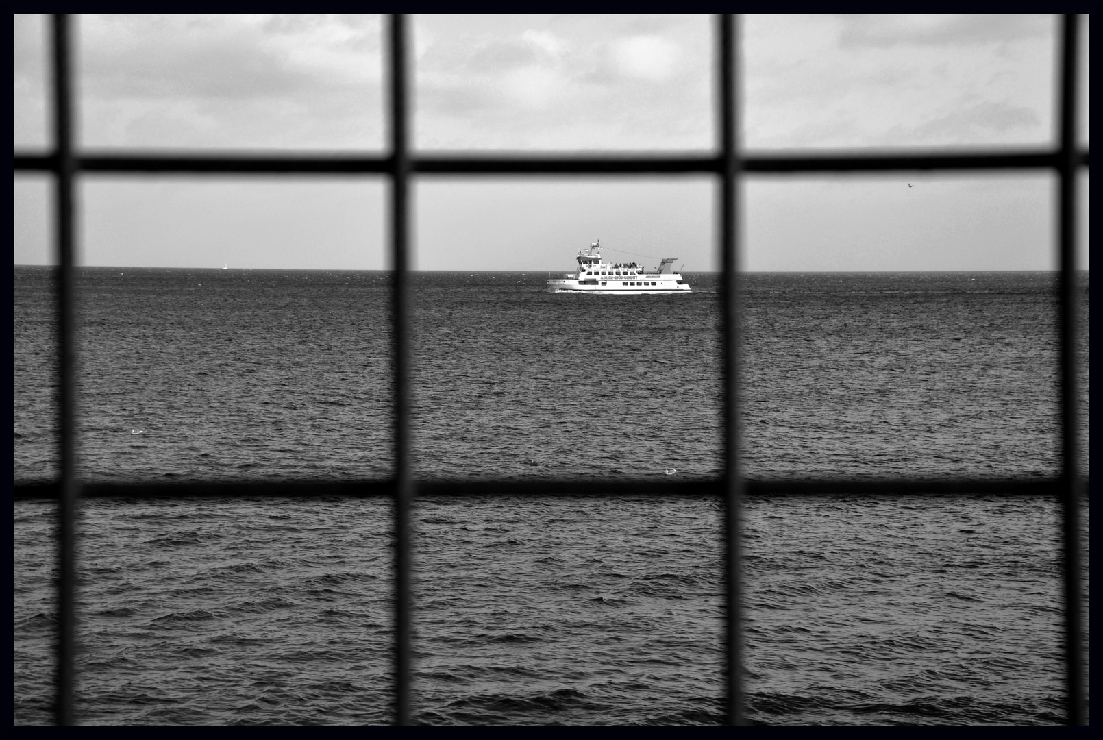 schiff hinter gittern