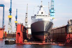 Schiff im Dock   in Hamburg