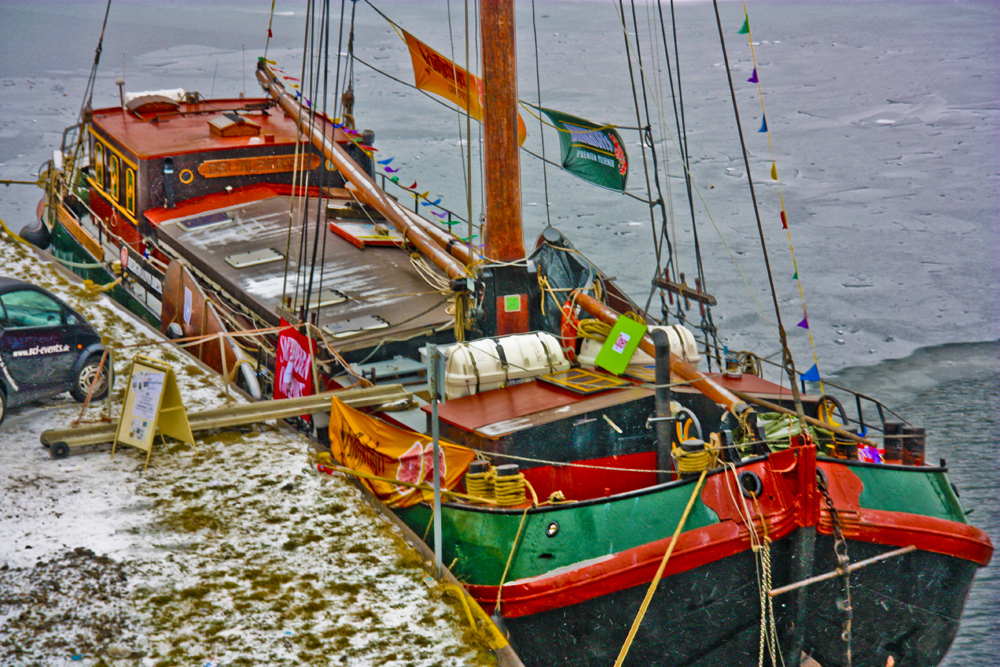 Schiff im Hafen