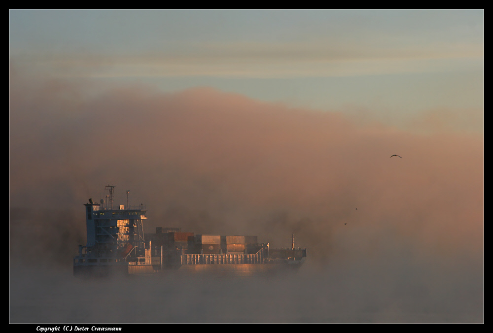 Schiff im Morgennebel - Ship in the morning fog