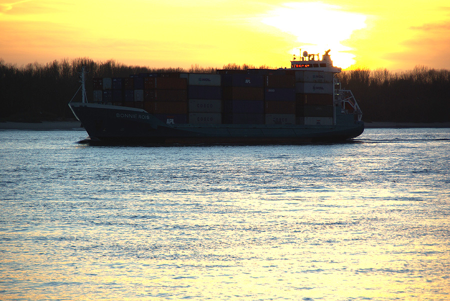 Schiff im Sonnenuntergang