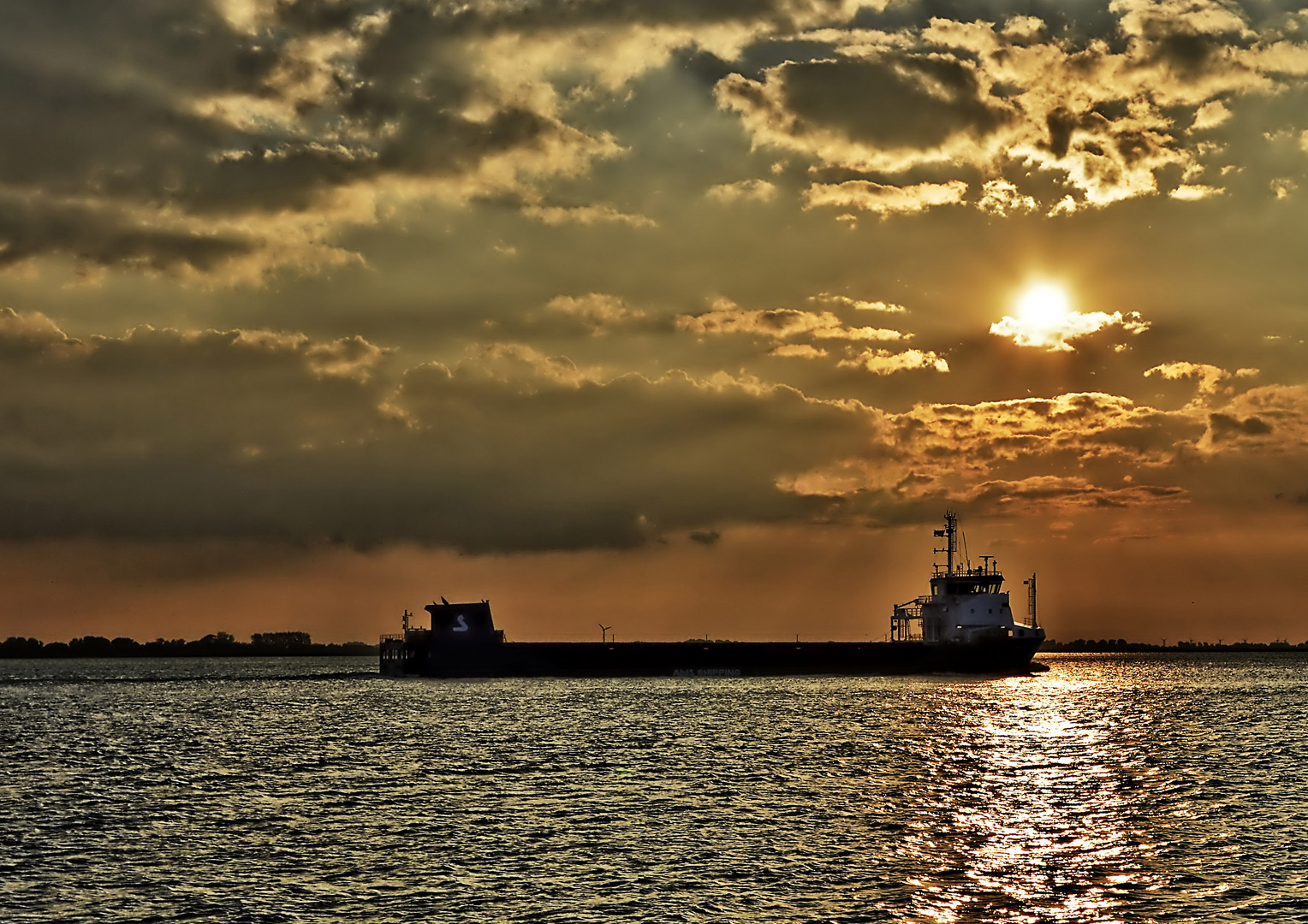 Schiff im Sonnenuntergang