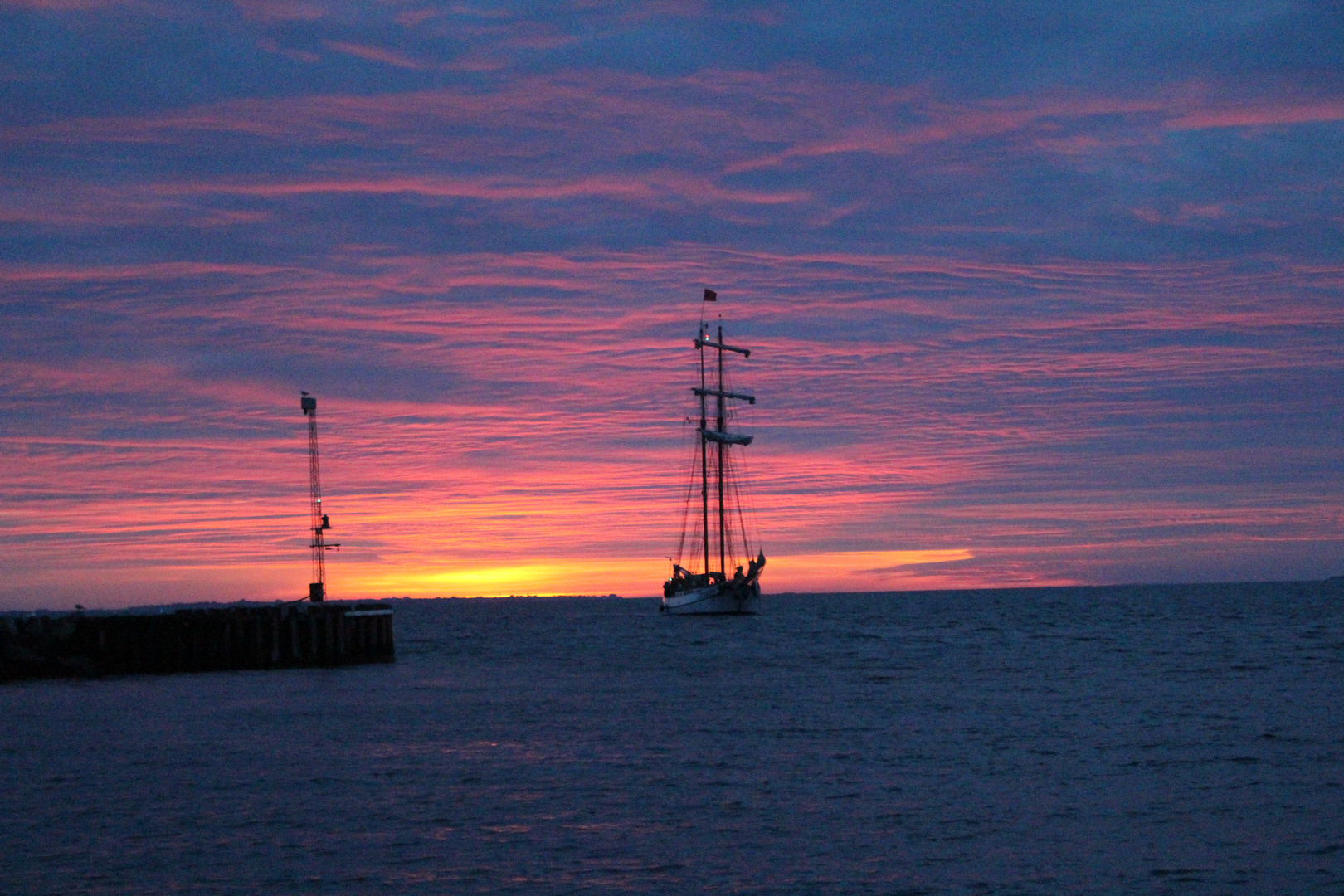 Schiff im Sonnenuntergang