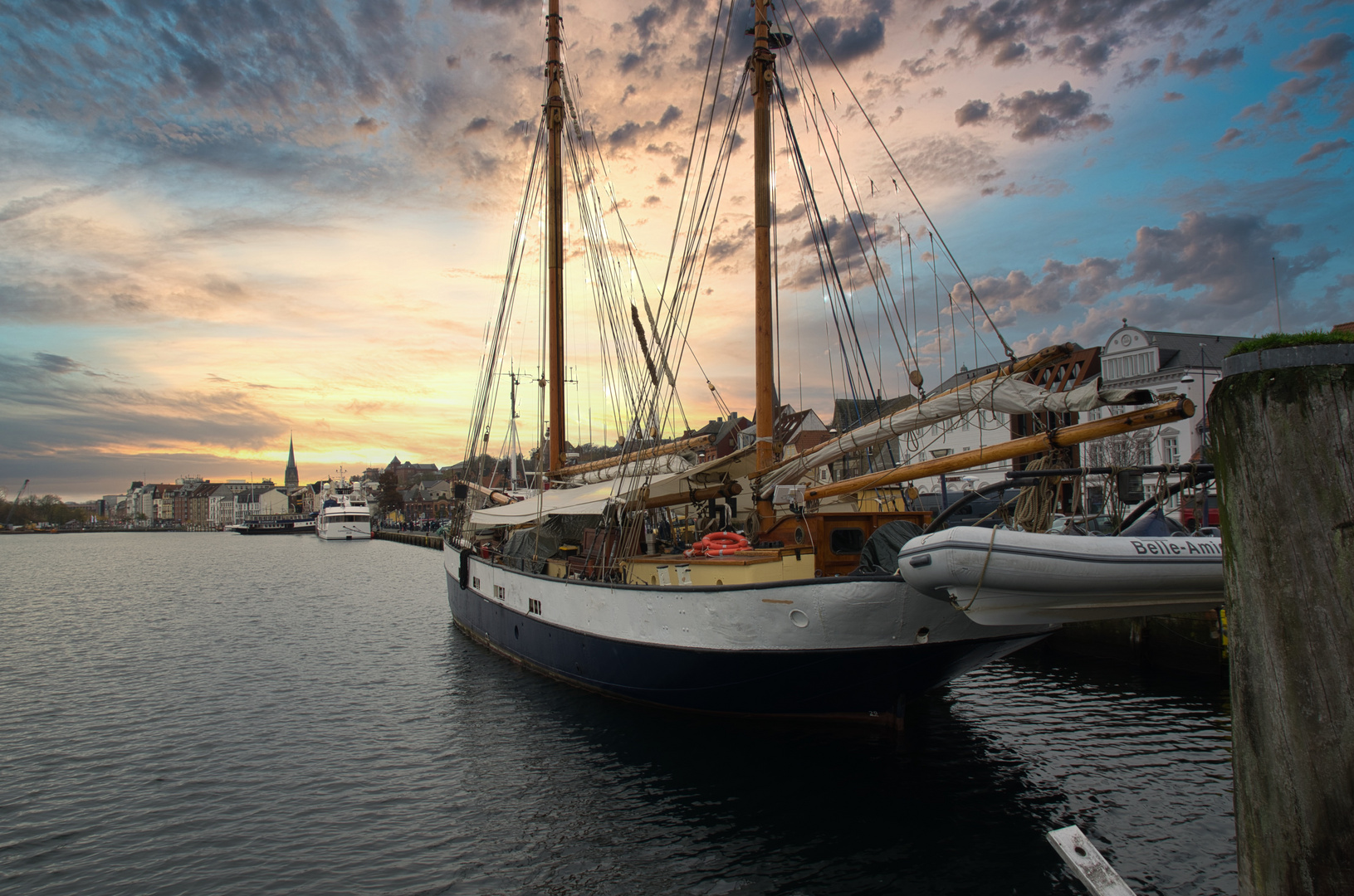 Schiff im Sonnenuntergang