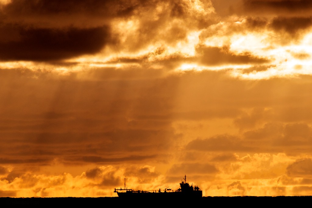 Schiff im Sonnenuntergang