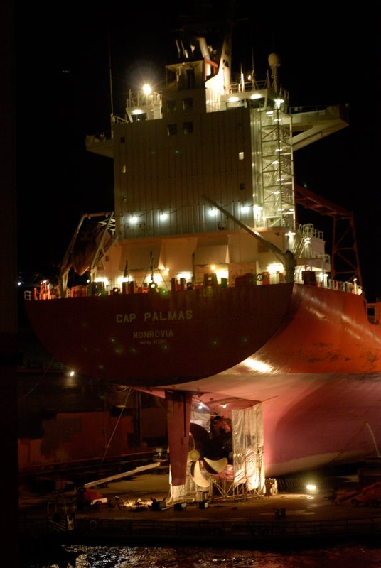 Schiff im Trockendock bei Nacht