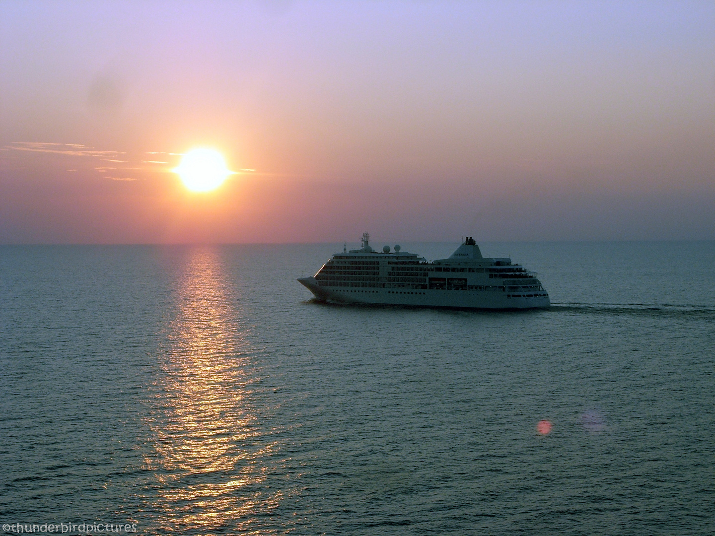 Schiff in den Sonnenuntergang