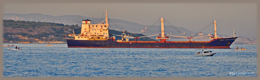 Schiff in der Bucht des Marmarameeres, Türkei