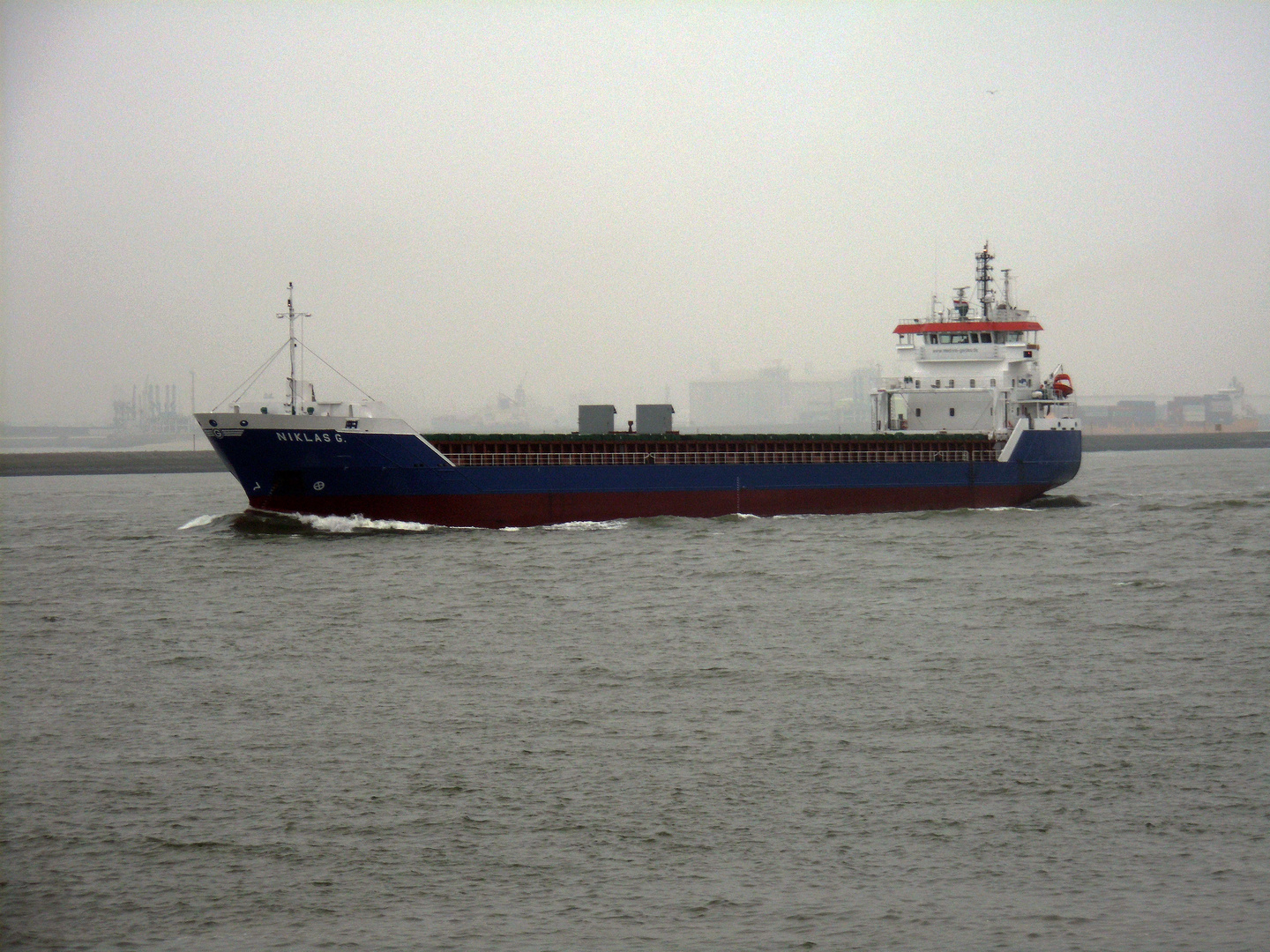 Schiff in der Hafeneinfahrt von Rotterdam Europort