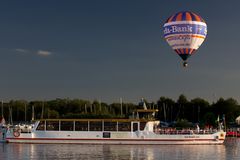 Schiff mit Ballon