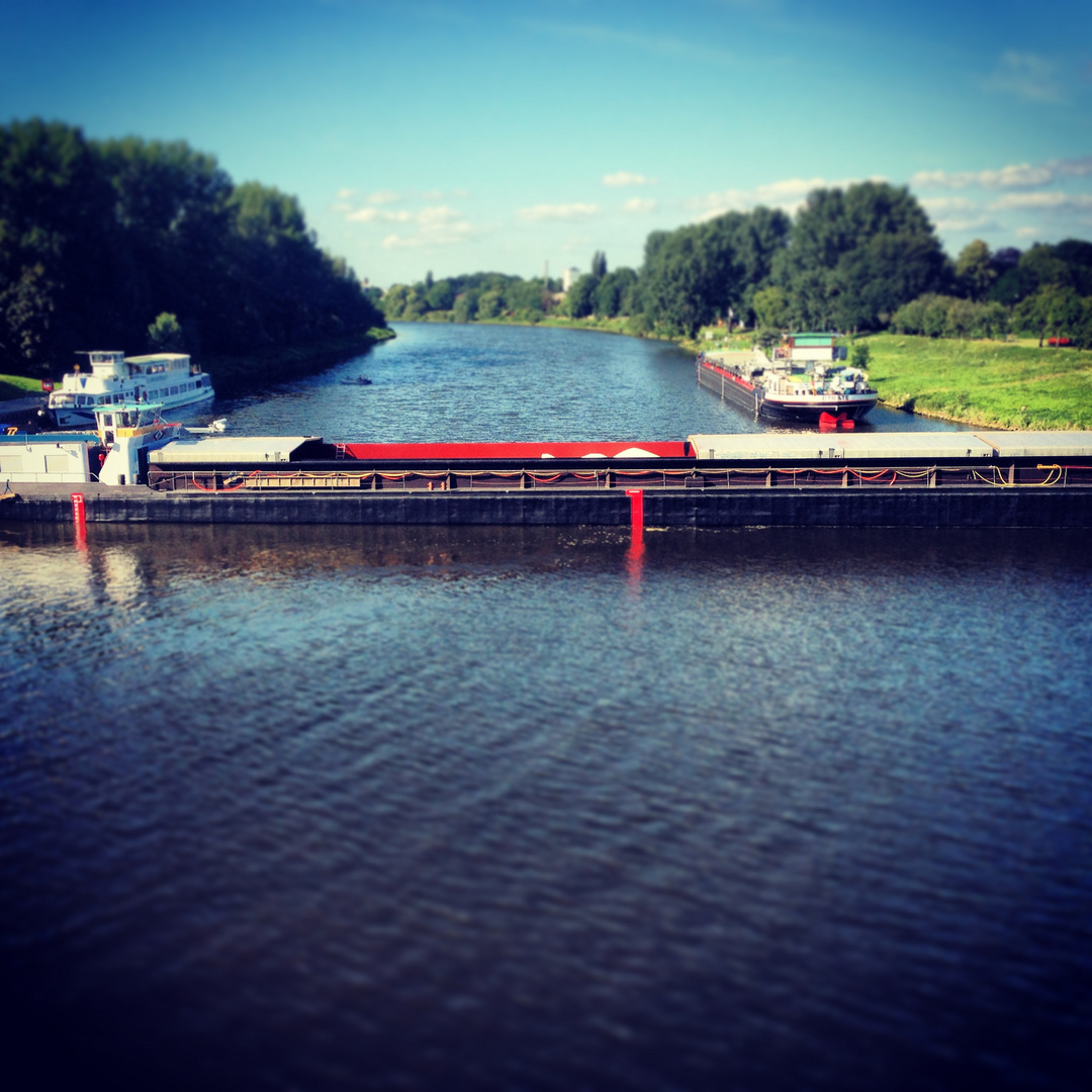 Schiff steht quer auf der Weser