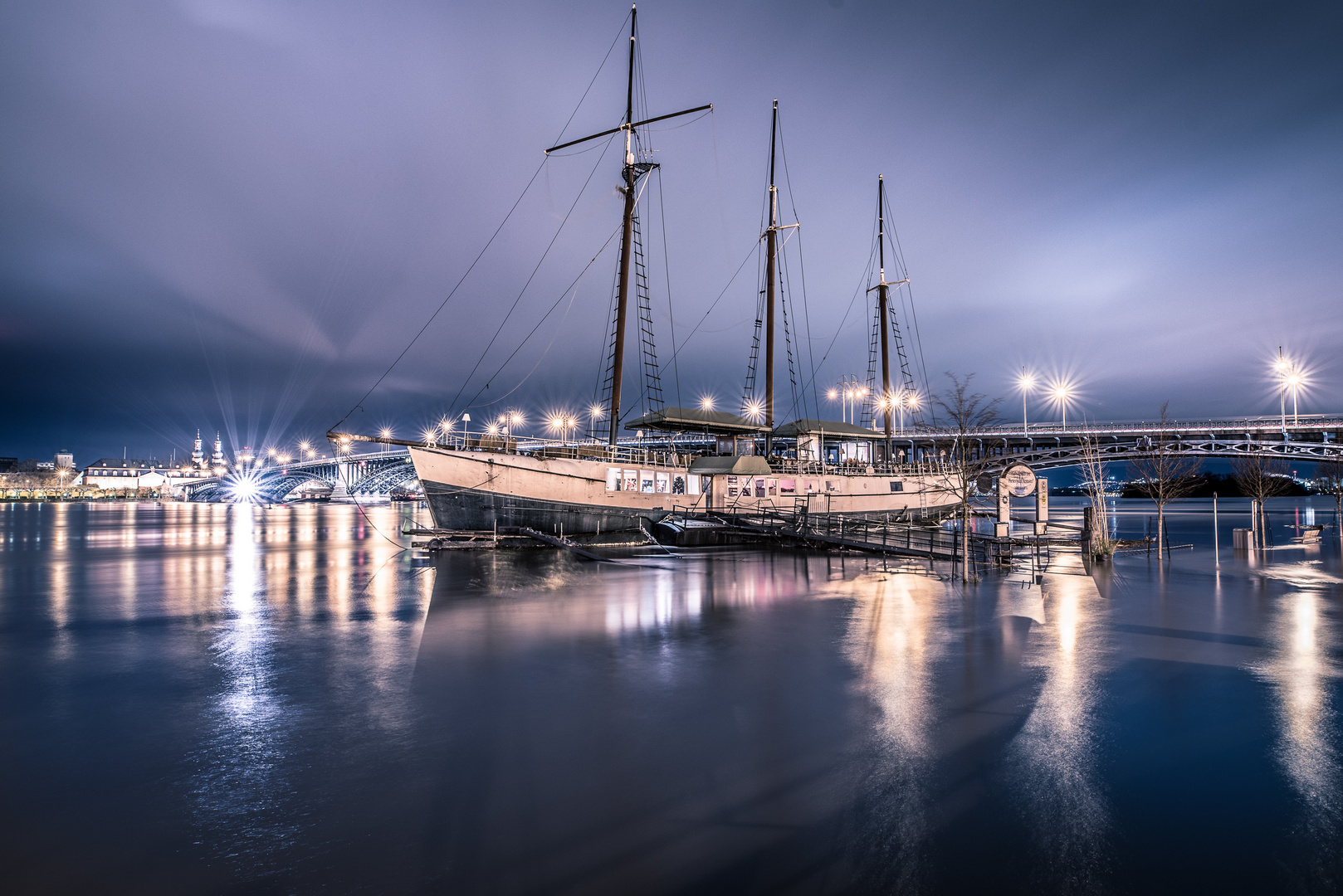 Schiff und Hochwasser