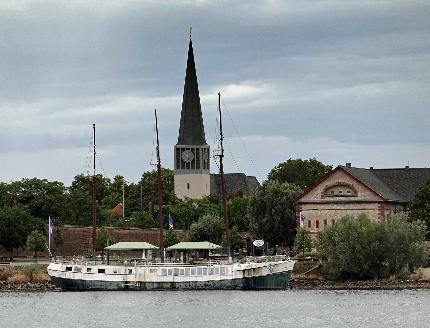 Schiff und Kirchturm