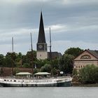 Schiff und Kirchturm