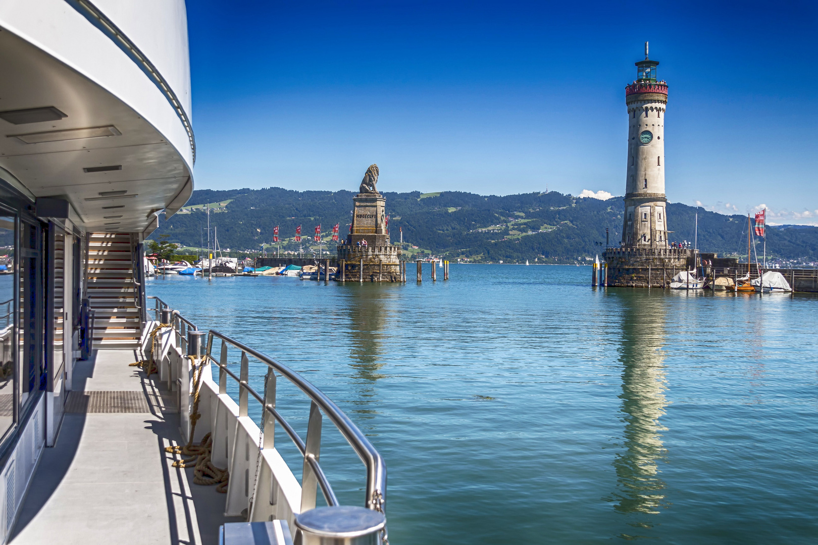 Schiff und Leuchtturm 