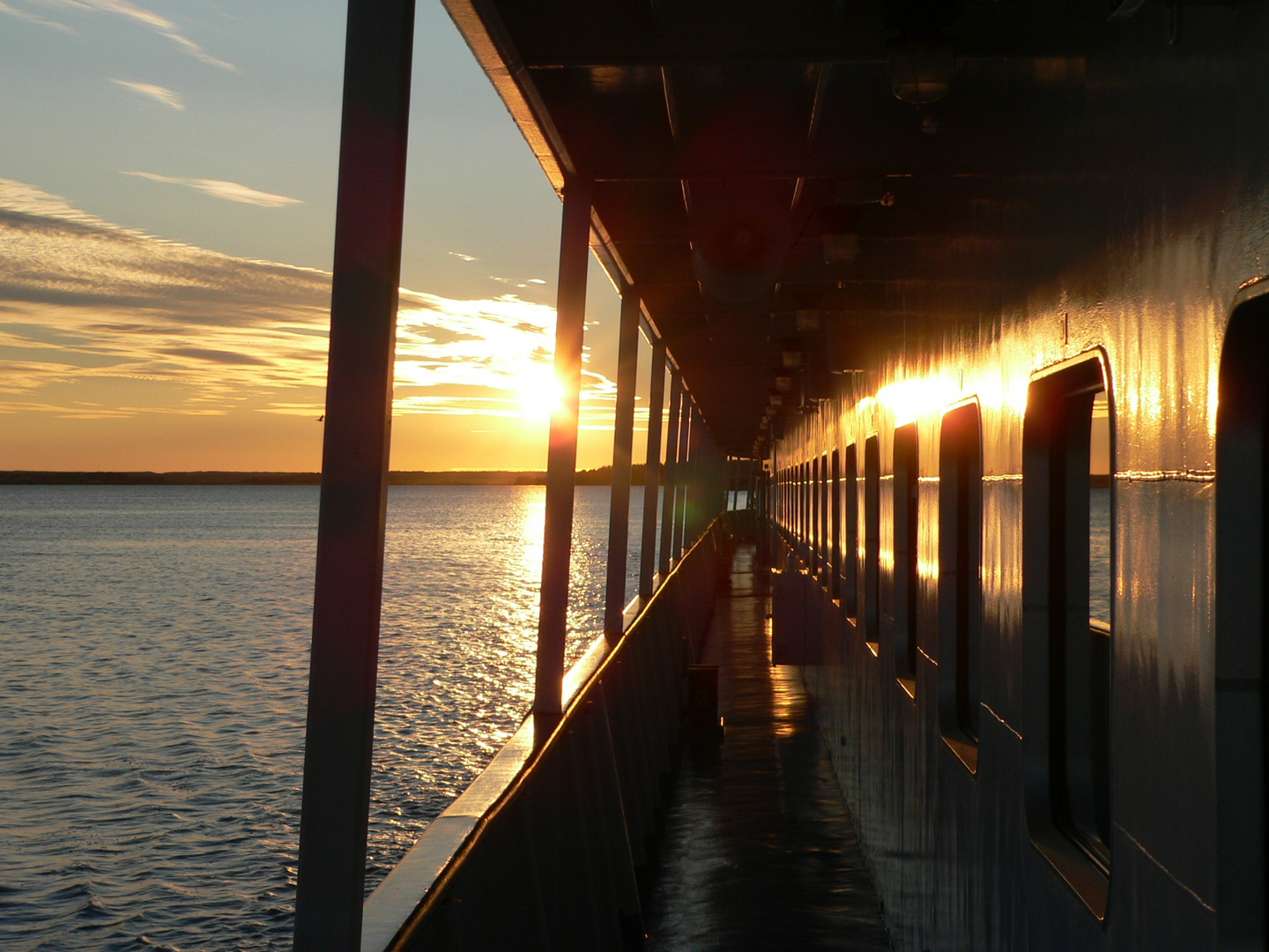 Schiff und Sonnenuntergang