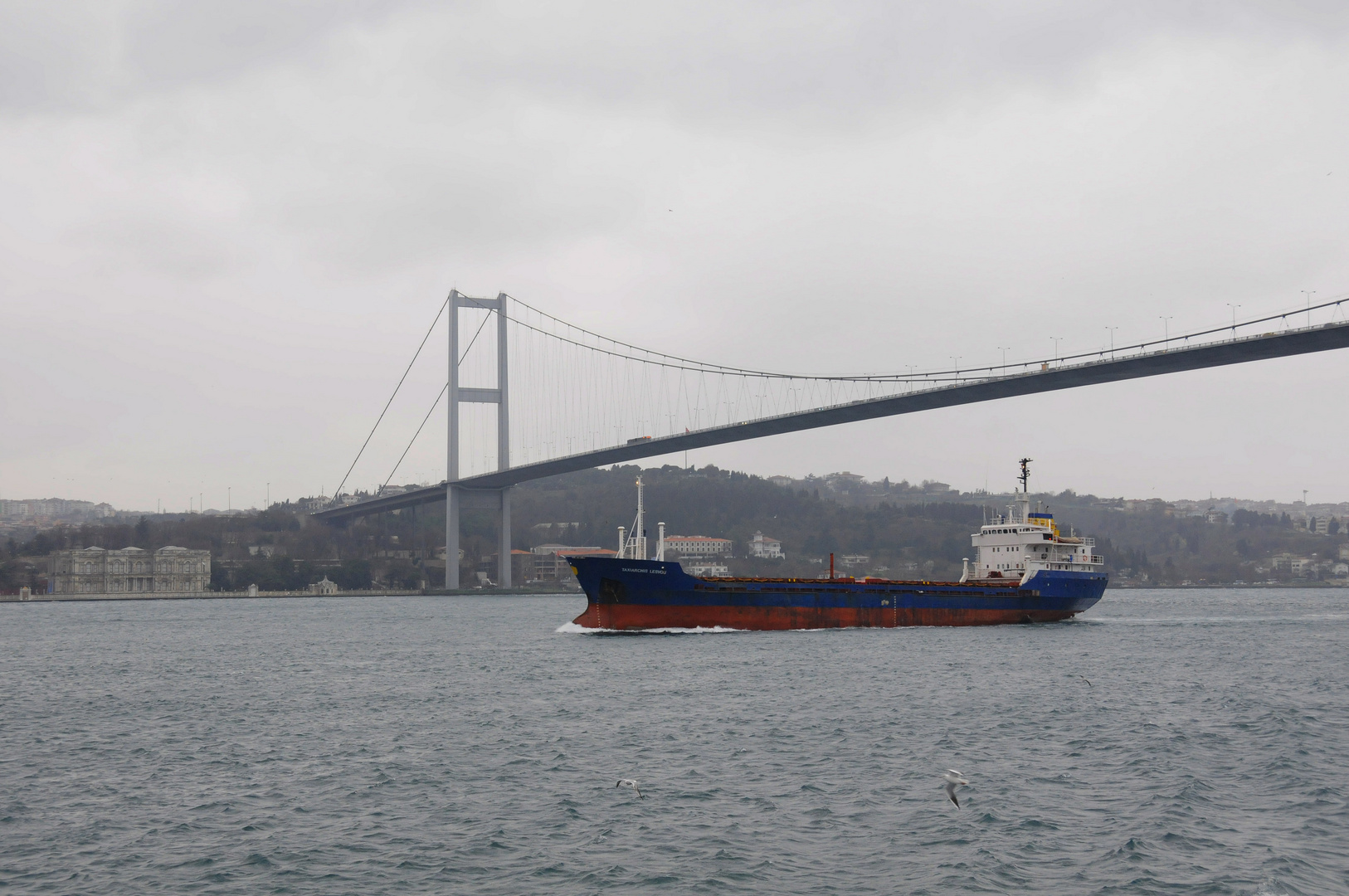 Schiff unter der Bosperusbrücke Istanbul