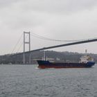 Schiff unter der Bosperusbrücke Istanbul