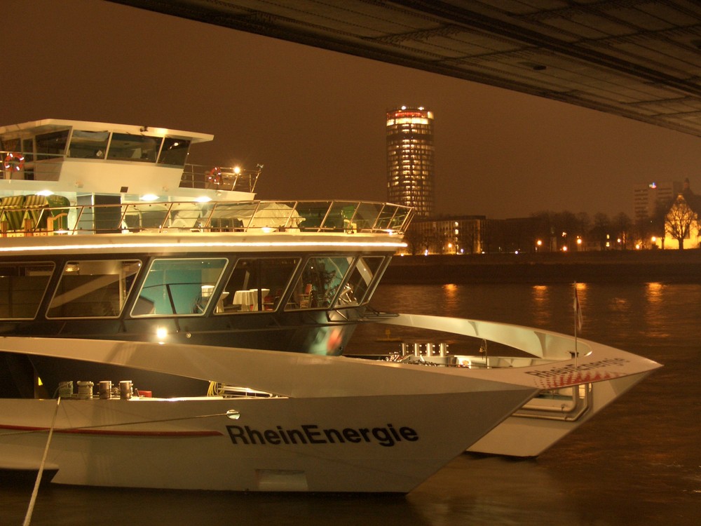 Schiff unter der Deutzer Brücke in Köln