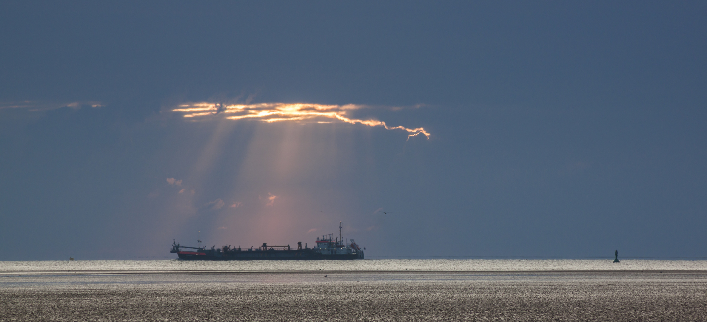 Schiff unter einer Wolkenlücke 