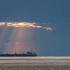 Schiff unter einer Wolkenlücke 