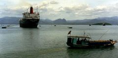 Schiff vor Anker in der Halong Bay