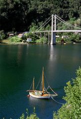 Schiff vor Brücke, Norwegen