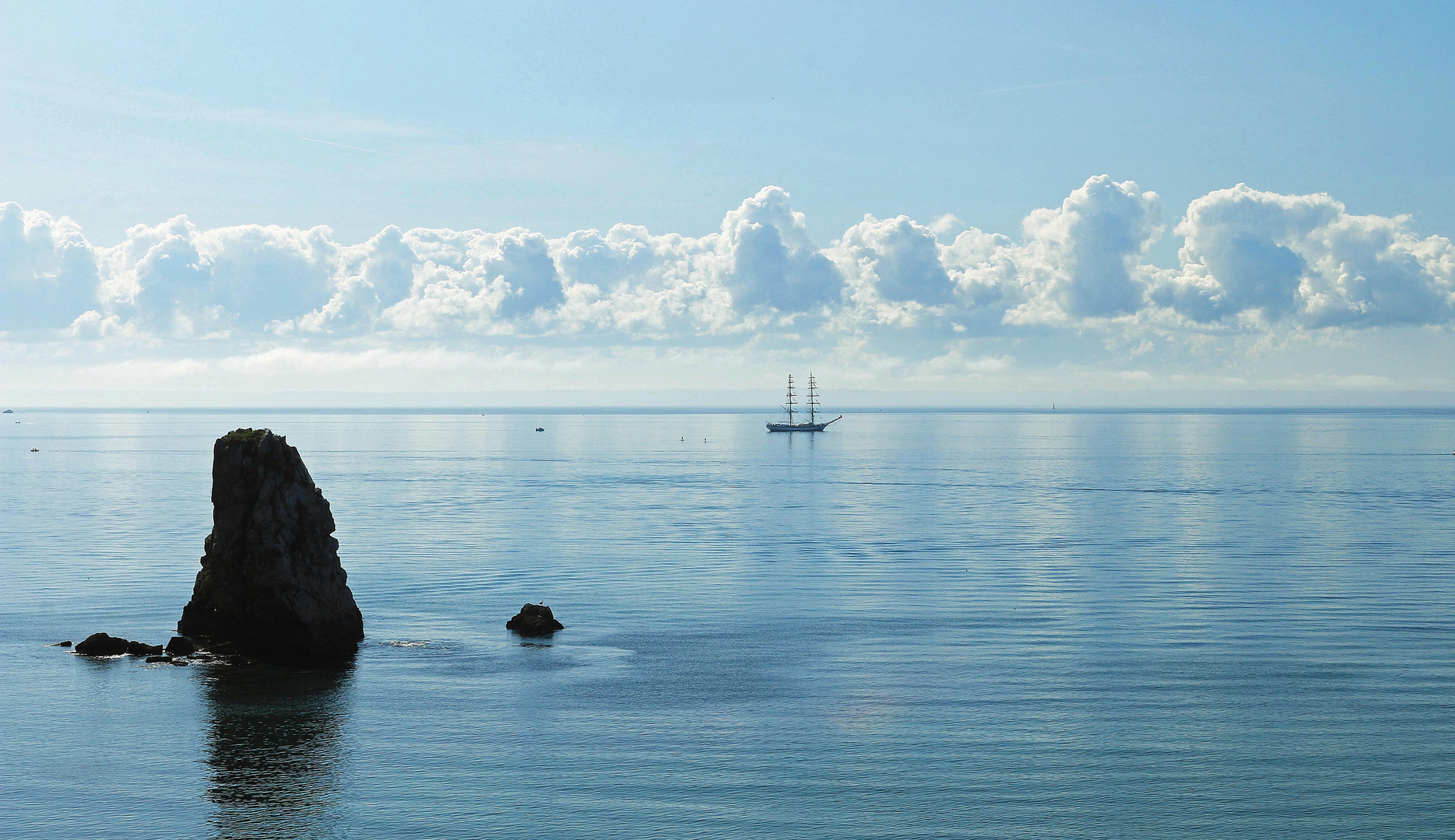 Schiff vor Crozon