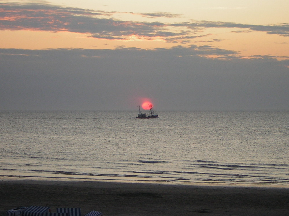 Schiff vor dem Sonnenuntergang