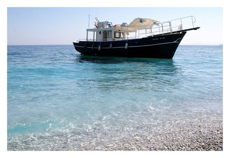 Schiff vor Lalaria Beach auf Skiathos