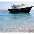 Schiff vor Lalaria Beach auf Skiathos