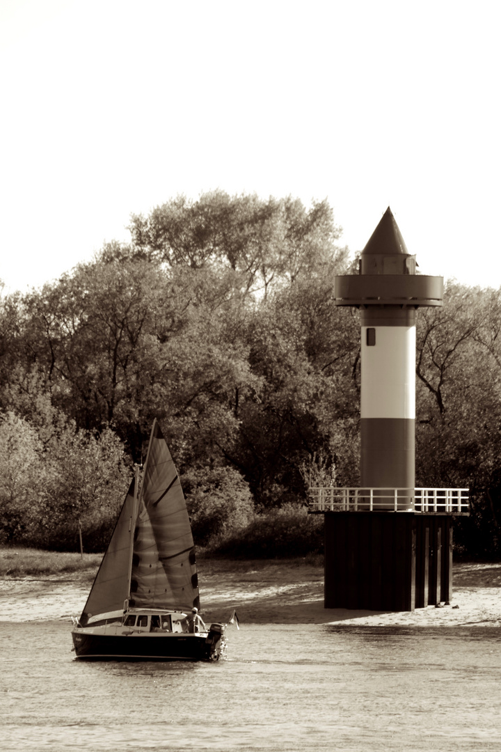 Schiff vor Leuchtturm