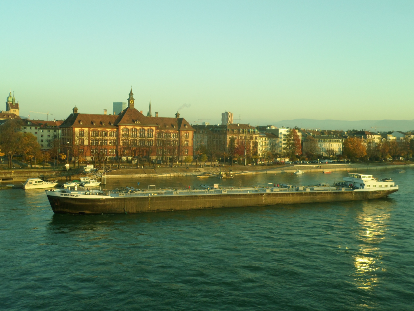 Schiff vor Rheinschulhaus