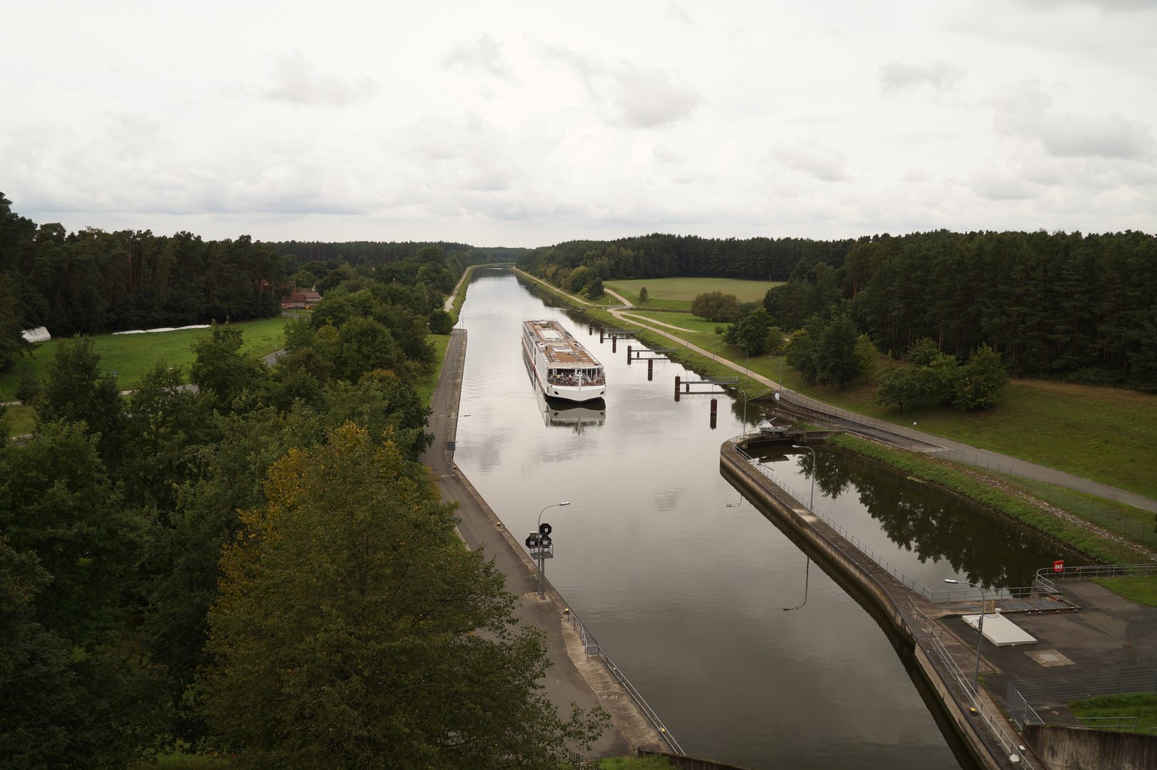 Schiff vor Schleuse