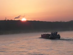 Schiff vor Sonnenaufgang