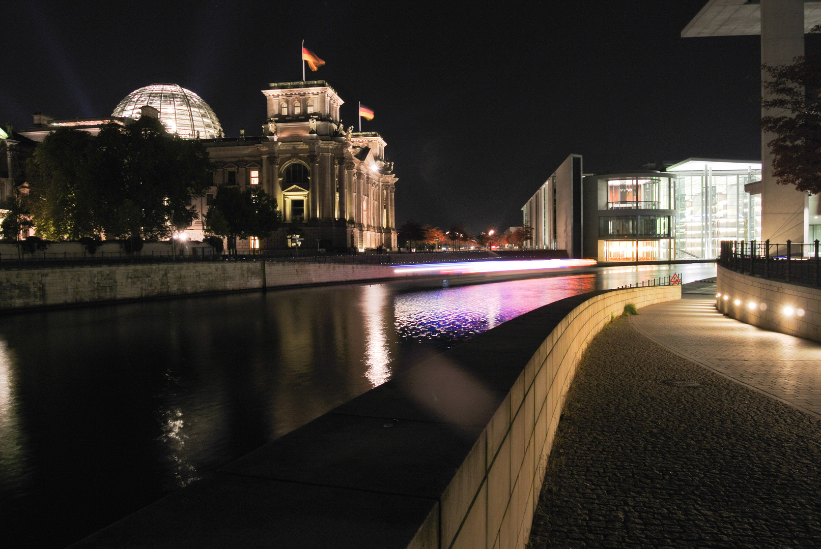 Schiffbauerdamm bei Nacht